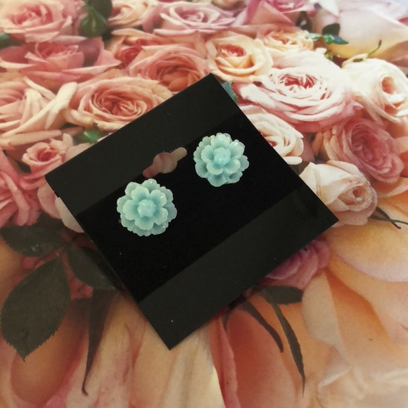 Jewelry - ❗️NEW❗️ adorable light blue flower earrings